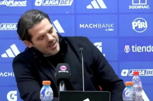 Infarto per Fernando Gago! L'ex giocatore della Roma soccorso in conferenza stampa | VIDEO