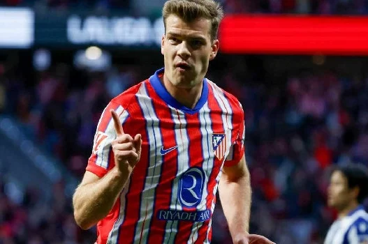 Gazzetta - Il Napoli su Sorloth: contatti avviati con l'Atletico Madrid. Gli azzurri vogliono beffare la Juve