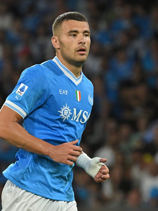 Il Napoli valuta un nuovo difensore dopo l'intervento chirurgico di Alessandro Buongiorno.