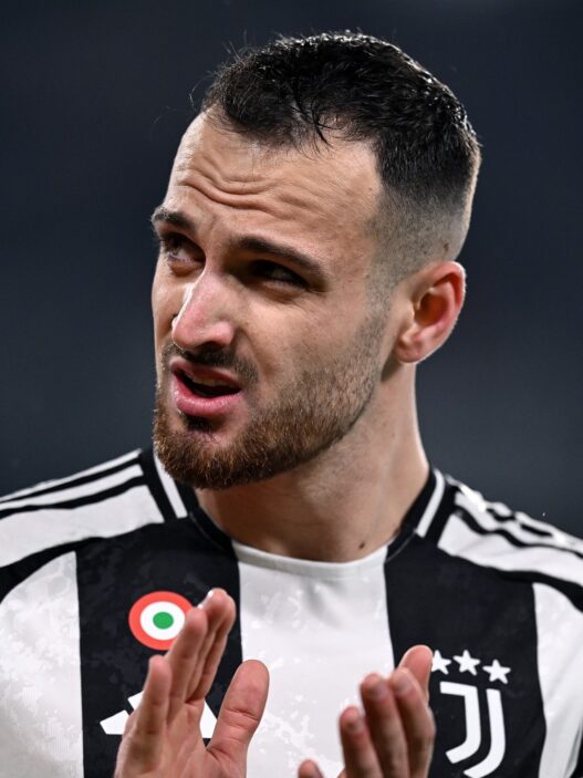 Napoli ancora su Gatti: il difensore è il primo obiettivo di Allegri