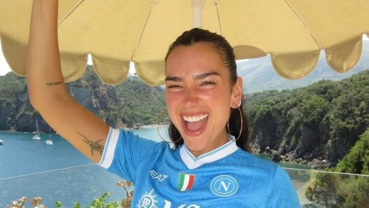 Dua Lipa indossa la maglia del Napoli: fan in delirio sui social