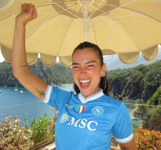 Dua Lipa indossa la maglia del Napoli: fan in delirio sui social