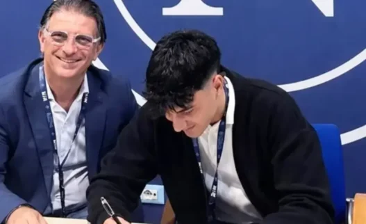 Umberto Camelio firma il suo primo contratto da professionista con il Napoli