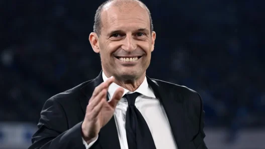 Napoli, Allegri isolato tra le critiche: la piazza è una polveriera