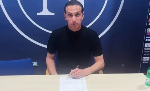 Claudio Pugliese firma il primo contratto da professionista con il Napoli