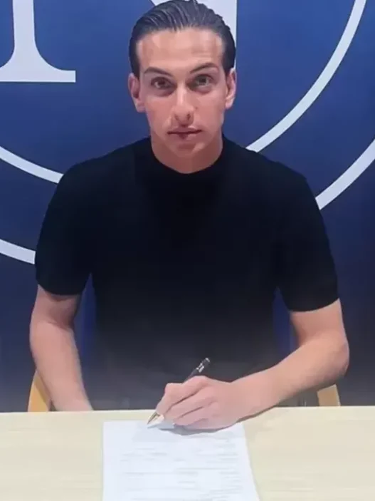 Claudio Pugliese firma il primo contratto da professionista con il Napoli