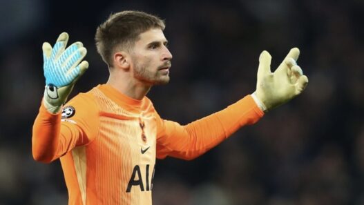 Il futuro di Vanja Milinkovic-Savic al Napoli resta incerto mentre prende forma l'ipotesi di uno scambio con il Tottenham per Guglielmo Vicario.