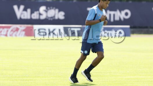 FOTO IAMNAPLES.IT – Napoli, si rivede David Neres: giri di campo a Dimaro