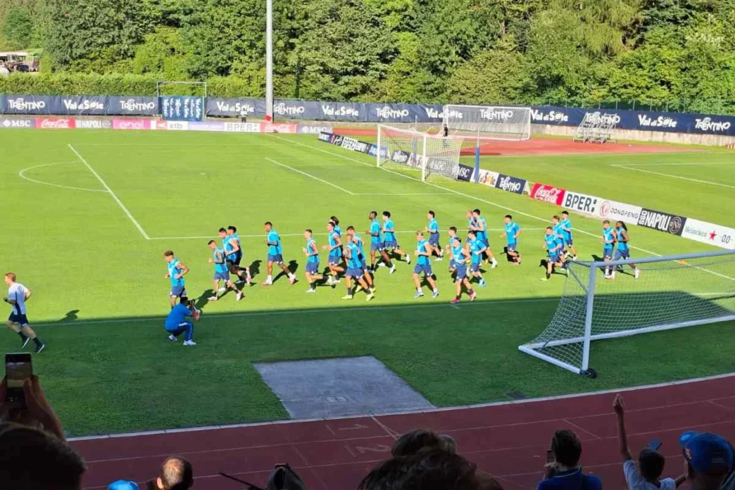 Napoli, la seduta pomeridiana a Dimaro: il colloquio Allegri-Chiavelli e un Hojlund “finalizzatore”. Problemi per Rafa Marin