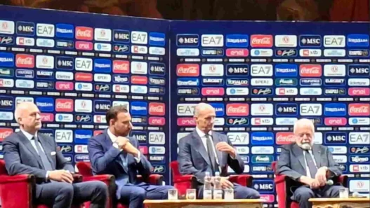 Napoli, De Laurentiis cambia registro: dalla "monarchia" Conte all'équipe Allegri