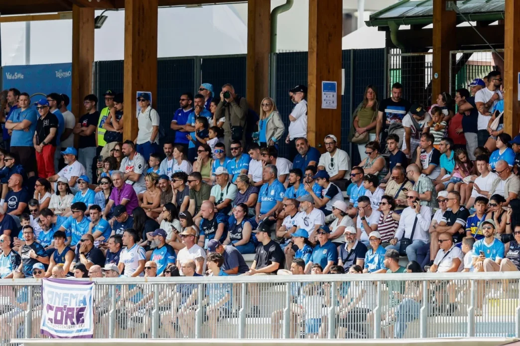 A Dimaro quest’anno molti meno tifosi. Ancora un po’ di biglietti a disposizione per Napoli-Arezzo