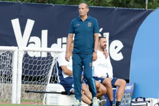 Allegri si è dedicato alla difesa sui palloni alti, è intervenuto più volte per correggere Rafa Marin