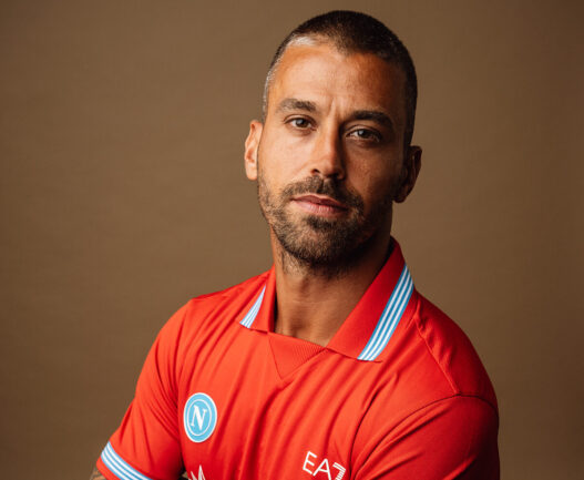 Napoli, presentata la terza maglia: è rossa