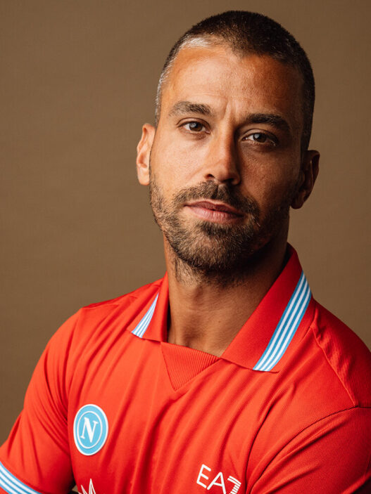 Napoli, presentata la terza maglia: è rossa