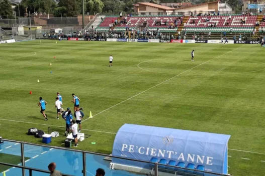 Napoli, allenamento sotto la pioggia: Neres in gruppo, Anguissa esce per un problema al ginocchio