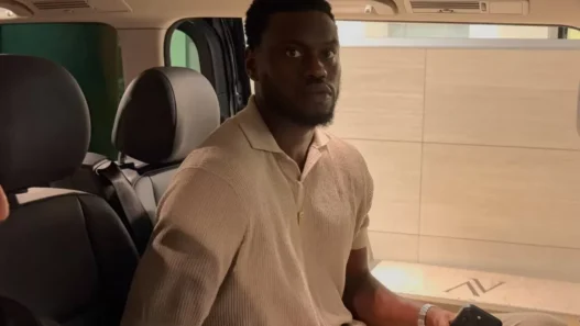 Badiashile in viaggio verso Napoli dopo l'ok cardiologico