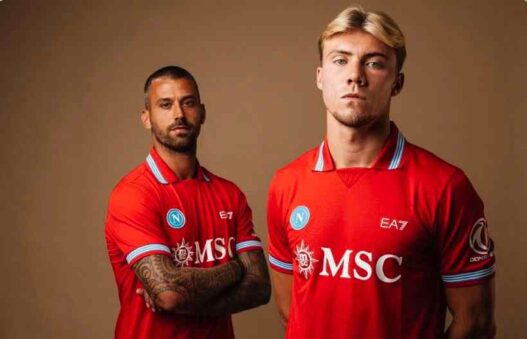 Napoli, svelata la terza maglia per il 2026/27: il rosso celebra il Centenario