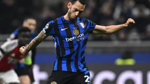 Inter, tegola Calhanoglu: problema agli adduttori. Lautaro in panchina