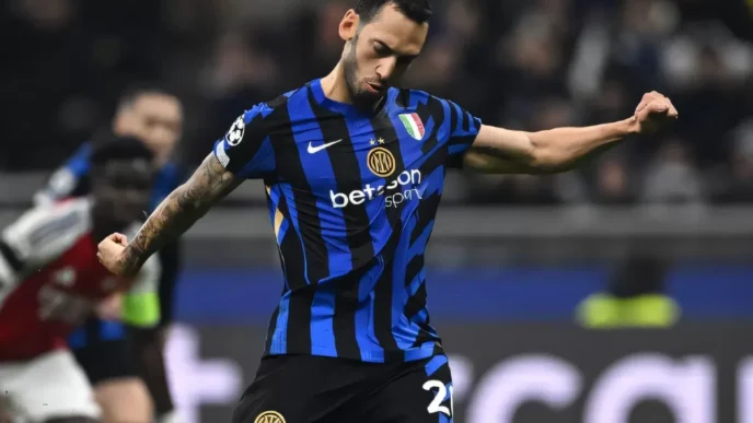Inter, tegola Calhanoglu: problema agli adduttori. Lautaro in panchina