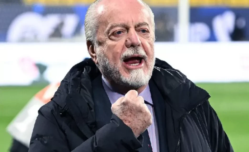 Napoli, striscione ultras per De Laurentiis: "Il club resta della gente"