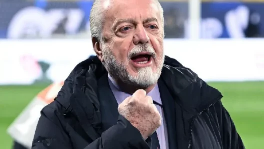 Napoli, striscione ultras per De Laurentiis: "Il club resta della gente"