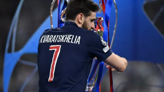 Supercoppa Europea: il PSG batte l'Aston Villa 2-1, Kvaratskhelia a segno