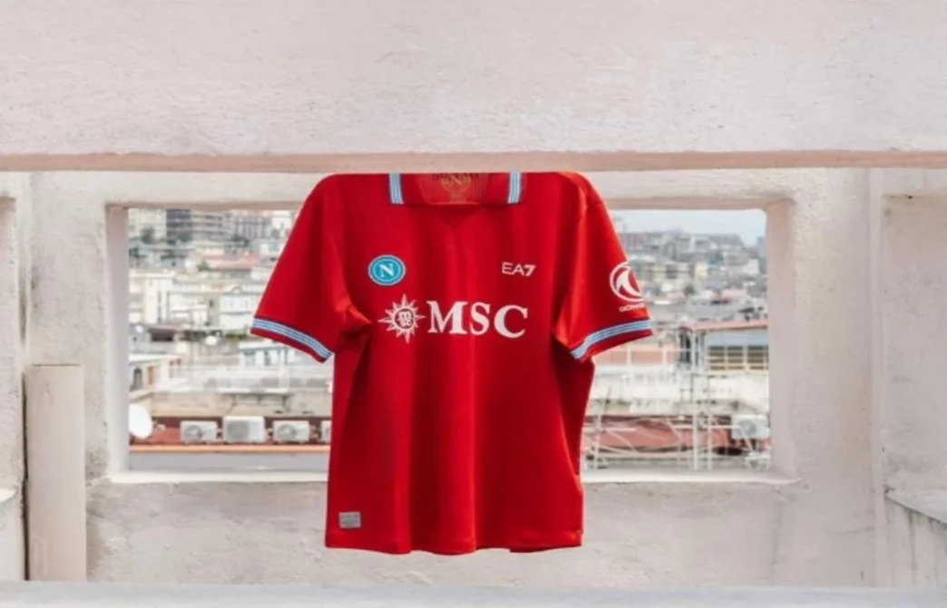 Napoli, la terza maglia è rossa: omaggio alla divisa del 1986/87