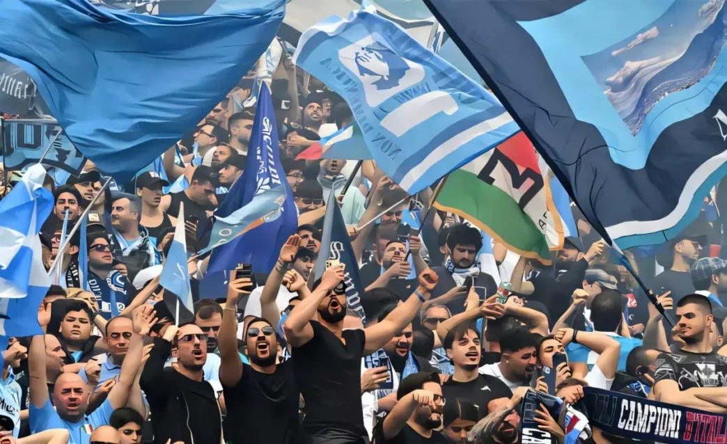 Napoli, tifosi contro la Lega: "Orari e calendario vergognosi"