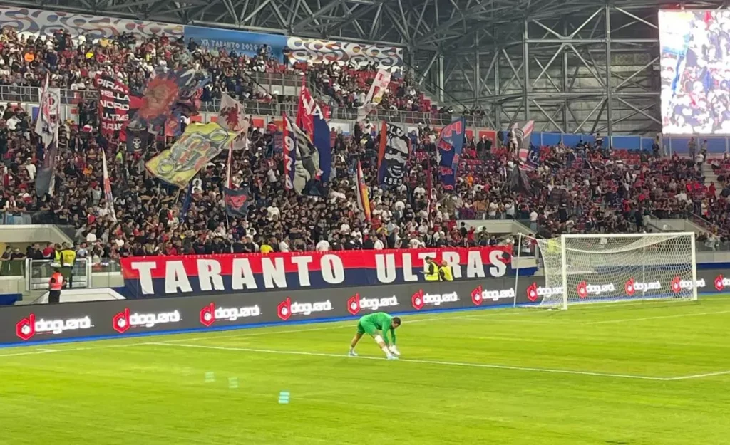 Taranto da record: 13.000 tifosi per l'Eccellenza. "Vi aspettiamo", da Napoli