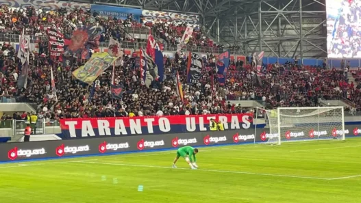 Taranto da record: 13.000 tifosi per l'Eccellenza. "Vi aspettiamo", da Napoli