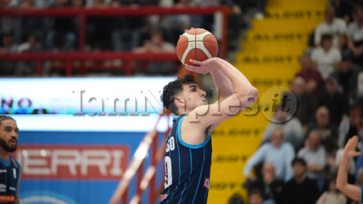 Acqua San Bernardo Cantù-Napoli: Flagg protagonista nel primo quarto