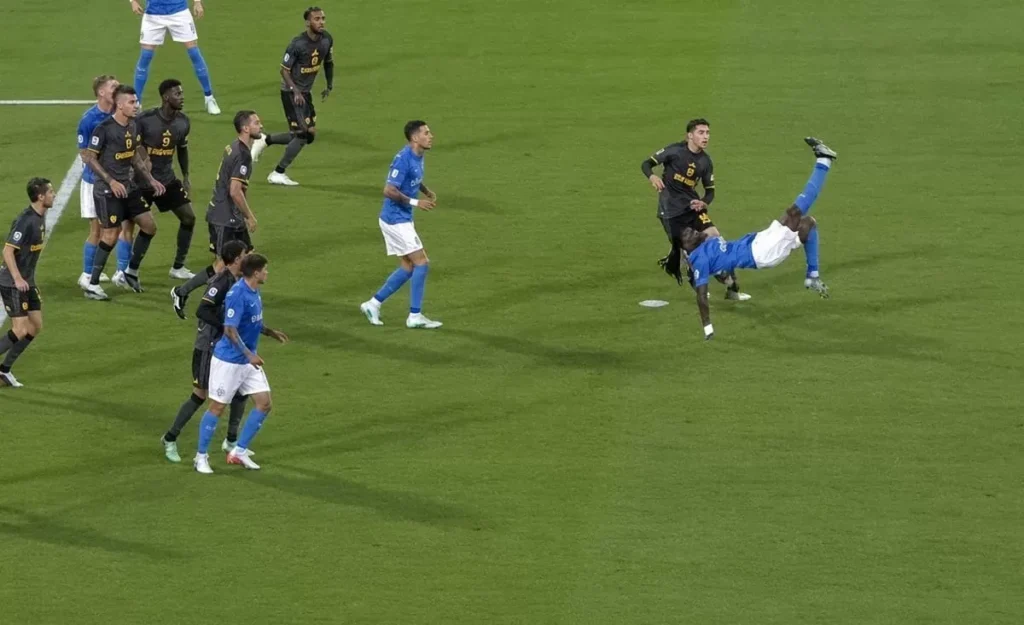 Anguissa, gol in rovesciata che stupisce Badiashile