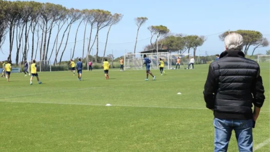 Rifiuti nel campo da golf vicino al centro sportivo del Napoli: sequestro a Castel Volturno