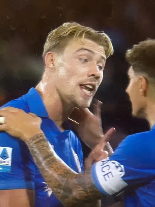 Napoli, rigore ripetuto: De Bruyne segna dopo errore Hojlund