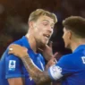 Napoli, rigore ripetuto: De Bruyne segna dopo errore Hojlund