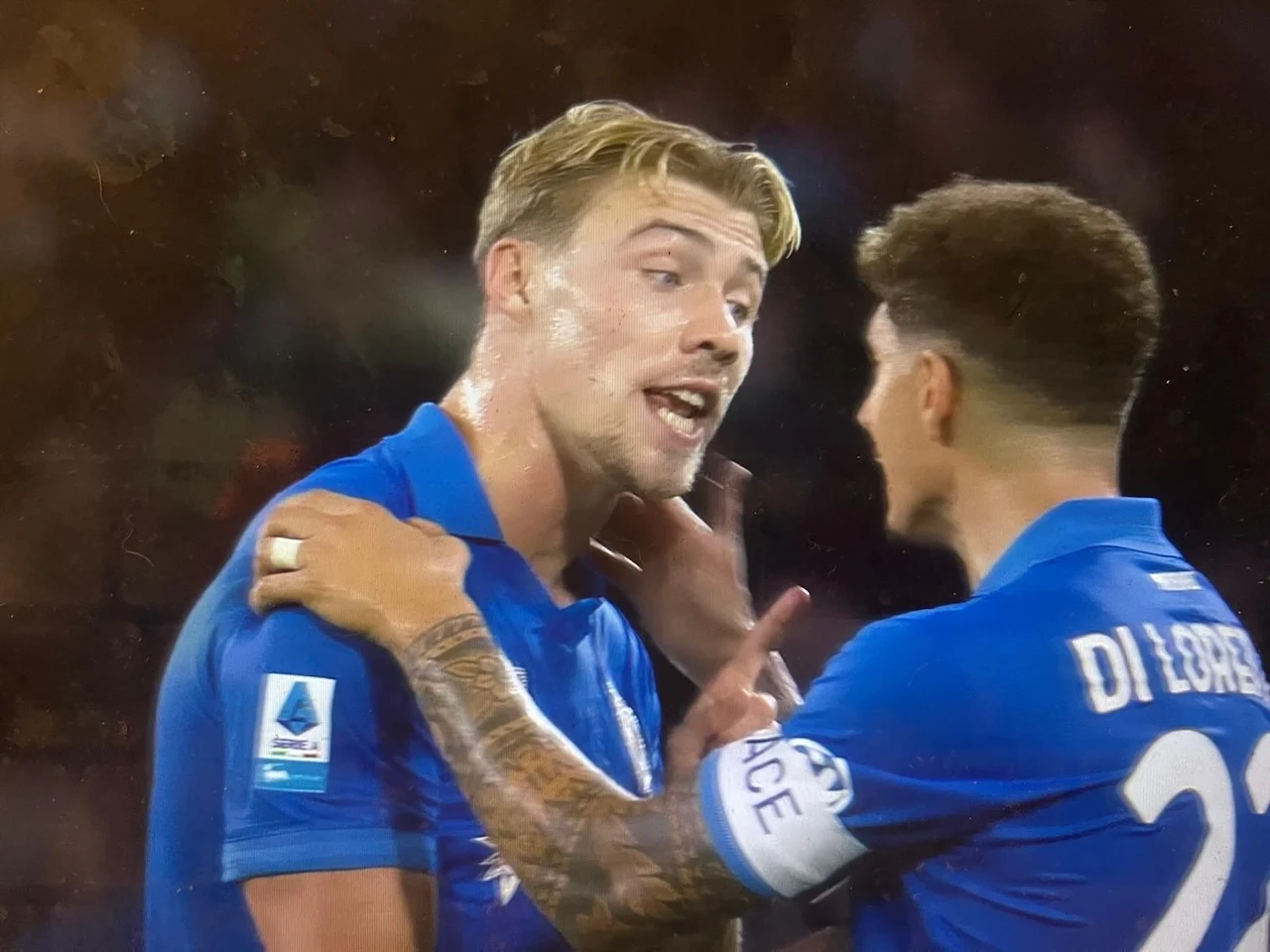 Napoli, rigore ripetuto: De Bruyne segna dopo errore Hojlund