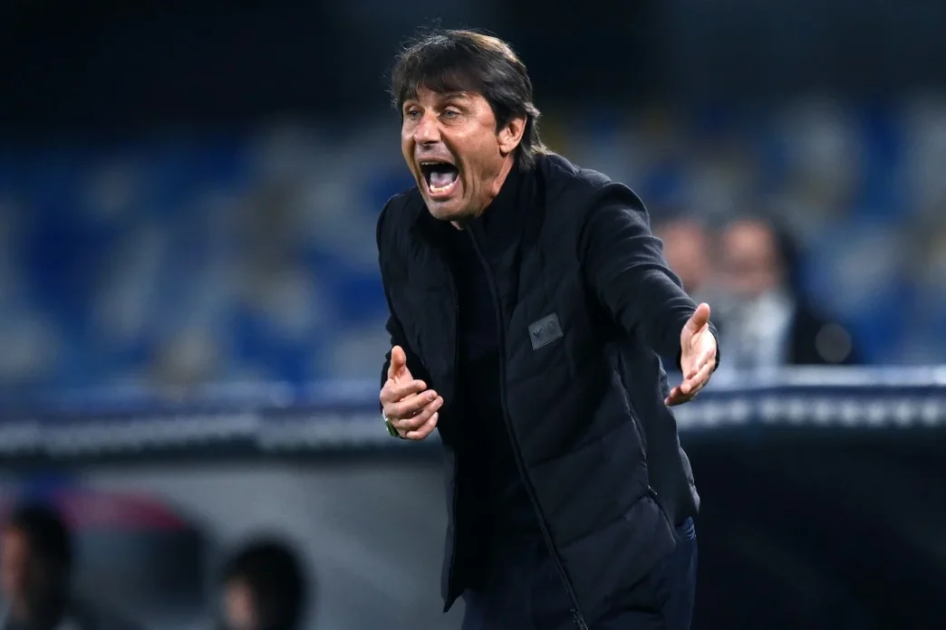 Napoli: la campagna contro Conte e il malumore interno