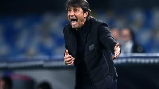 Napoli: la campagna contro Conte e il malumore interno
