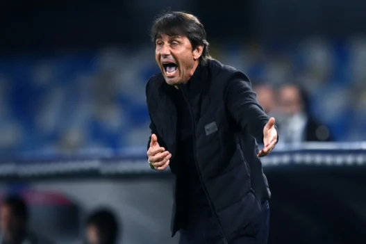 Napoli: la campagna contro Conte e il malumore interno