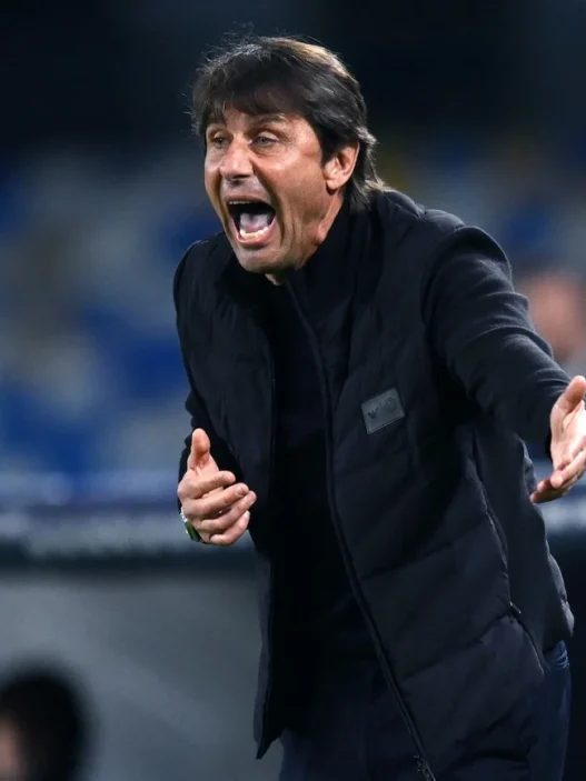 Napoli: la campagna contro Conte e il malumore interno