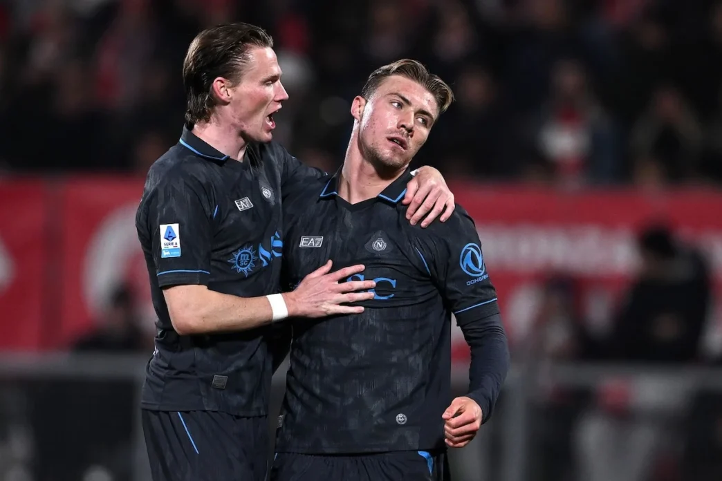 Hojlund sblocca il Napoli a Monza, ma Lobotka esce in barella. Pareggia Varela