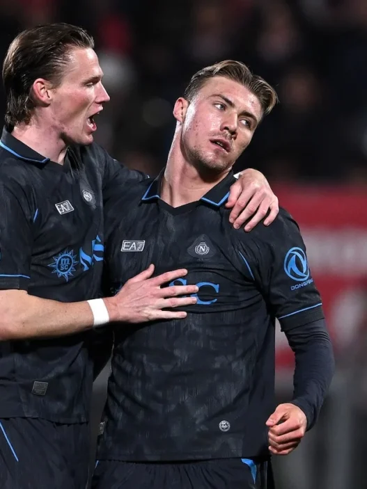 Hojlund sblocca il Napoli a Monza, ma Lobotka esce in barella. Pareggia Varela