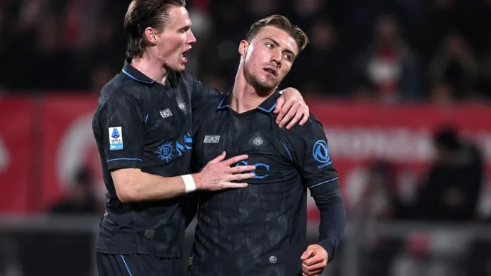 Hojlund sblocca il Napoli a Monza, ma Lobotka esce in barella. Pareggia Varela
