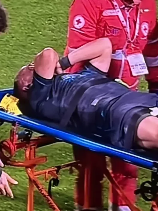 Infortunio Lobotka: il centrocampista del Napoli lascia il campo in lacrime contro il Monza