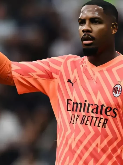 Maignan espulso: rosso diretto e rigore al Bournemouth. Milan in 10