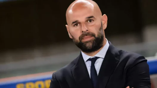 Roberto Stellone vicino alla panchina della Casertana