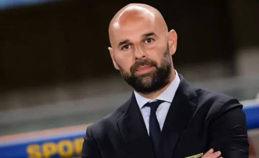 Roberto Stellone vicino alla panchina della Casertana