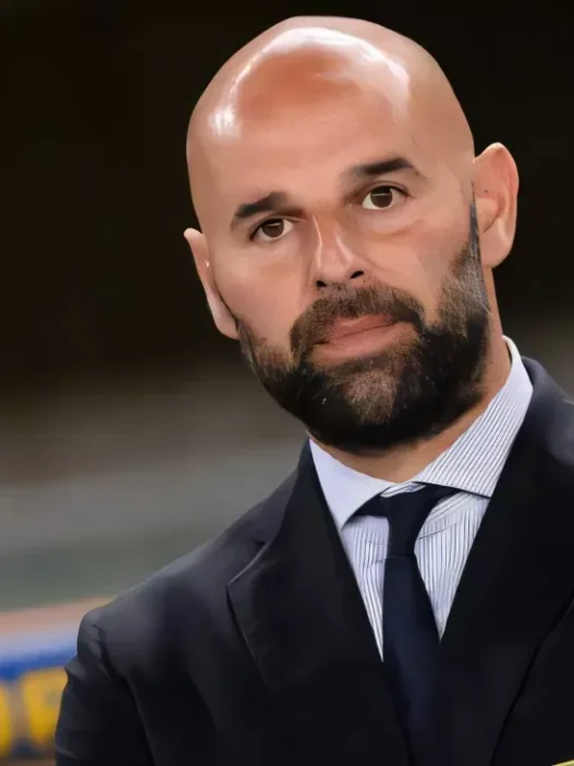 Roberto Stellone vicino alla panchina della Casertana