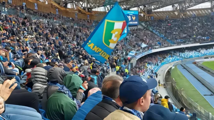 Tifosi al patron De Laurentiis: "Biglietti a 10 euro per i bambini?"
